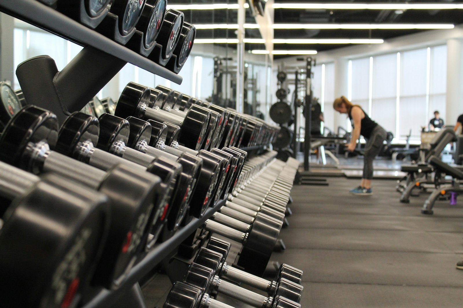 Écran diffusant dans une salle de sport